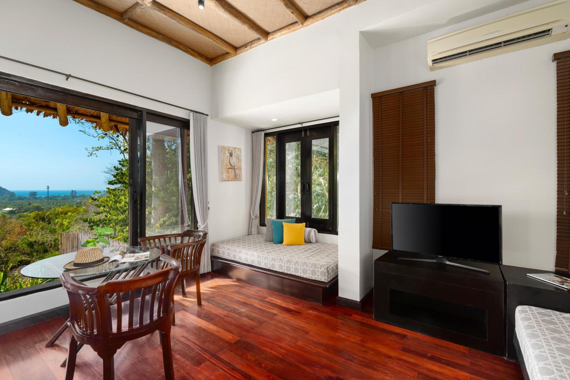 Saii Phi Phi Island Village Exterior photo Living room